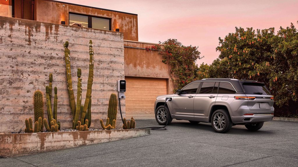 Jeep Grand Cherokee 4xe charging