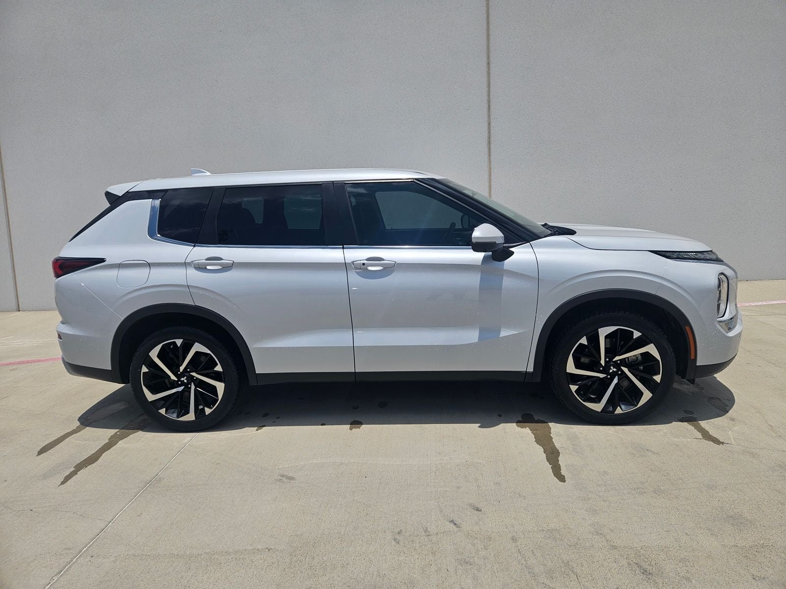 2023 Mitsubishi Outlander Base
