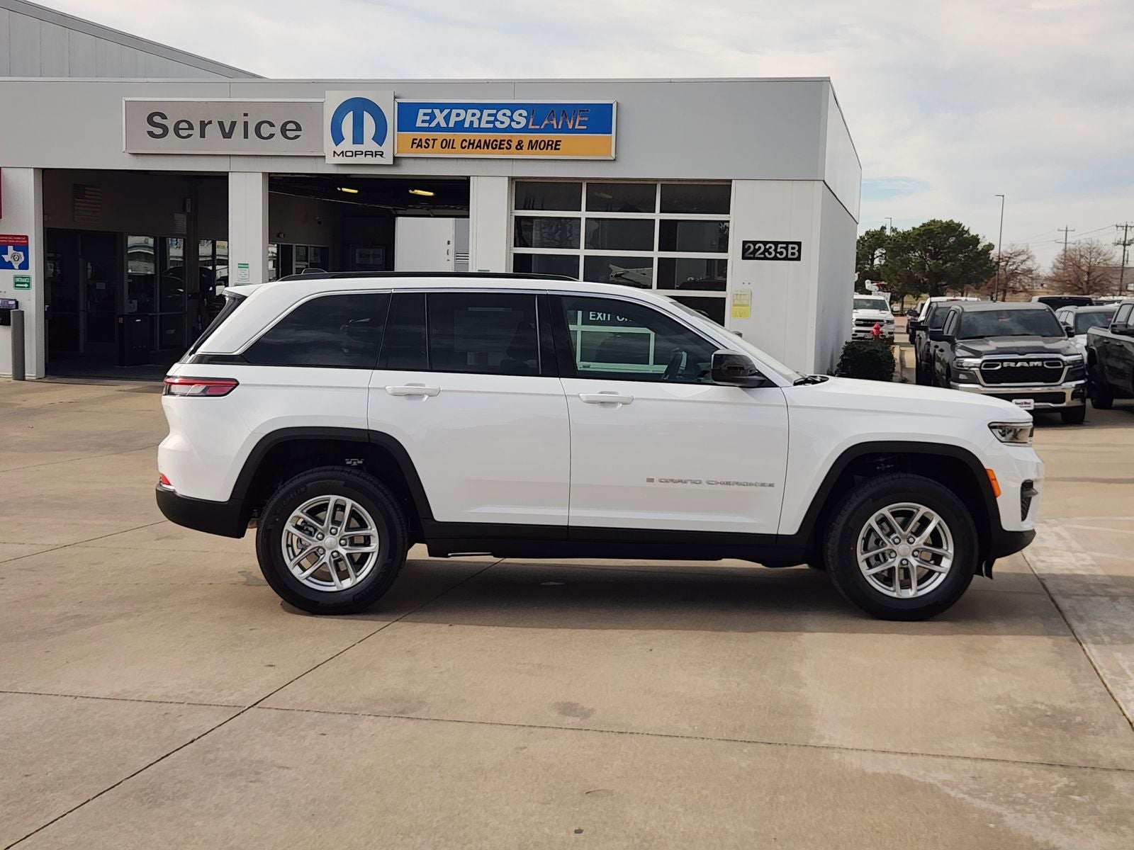 2025 Jeep Grand Cherokee GRAND CHEROKEE LAREDO 4X2
