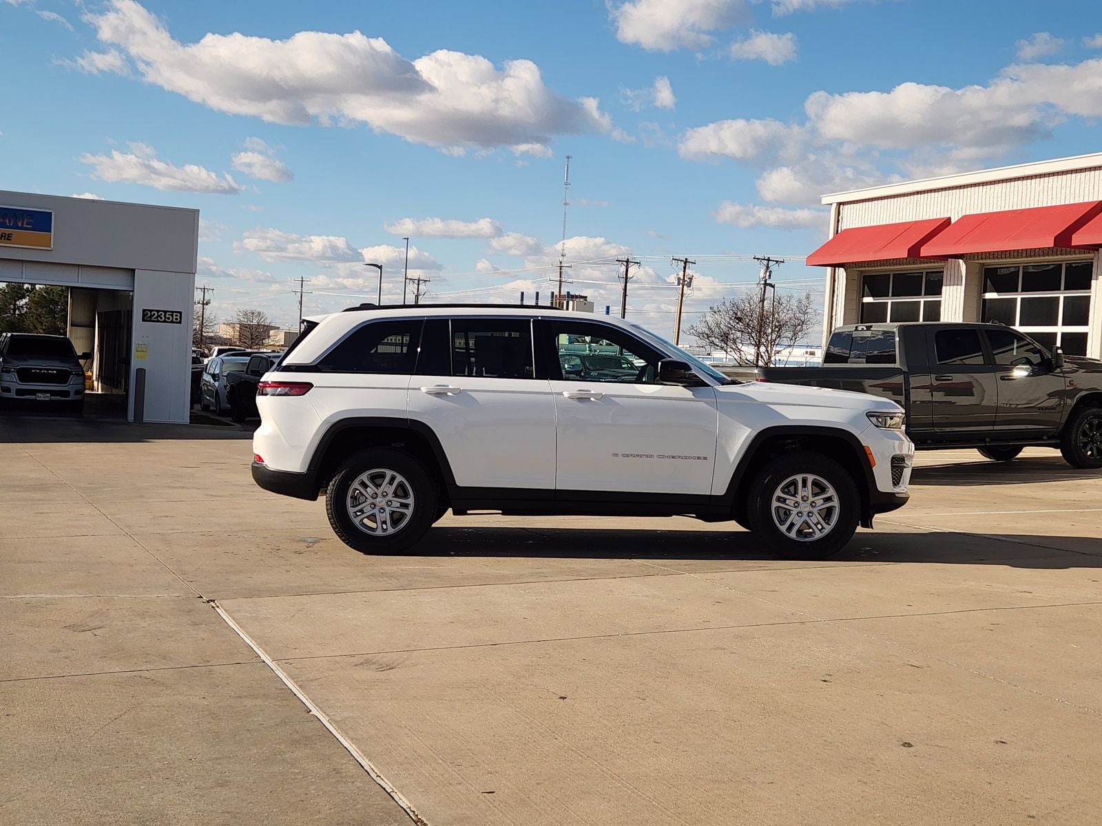 2025 Jeep Grand Cherokee GRAND CHEROKEE LAREDO 4X2