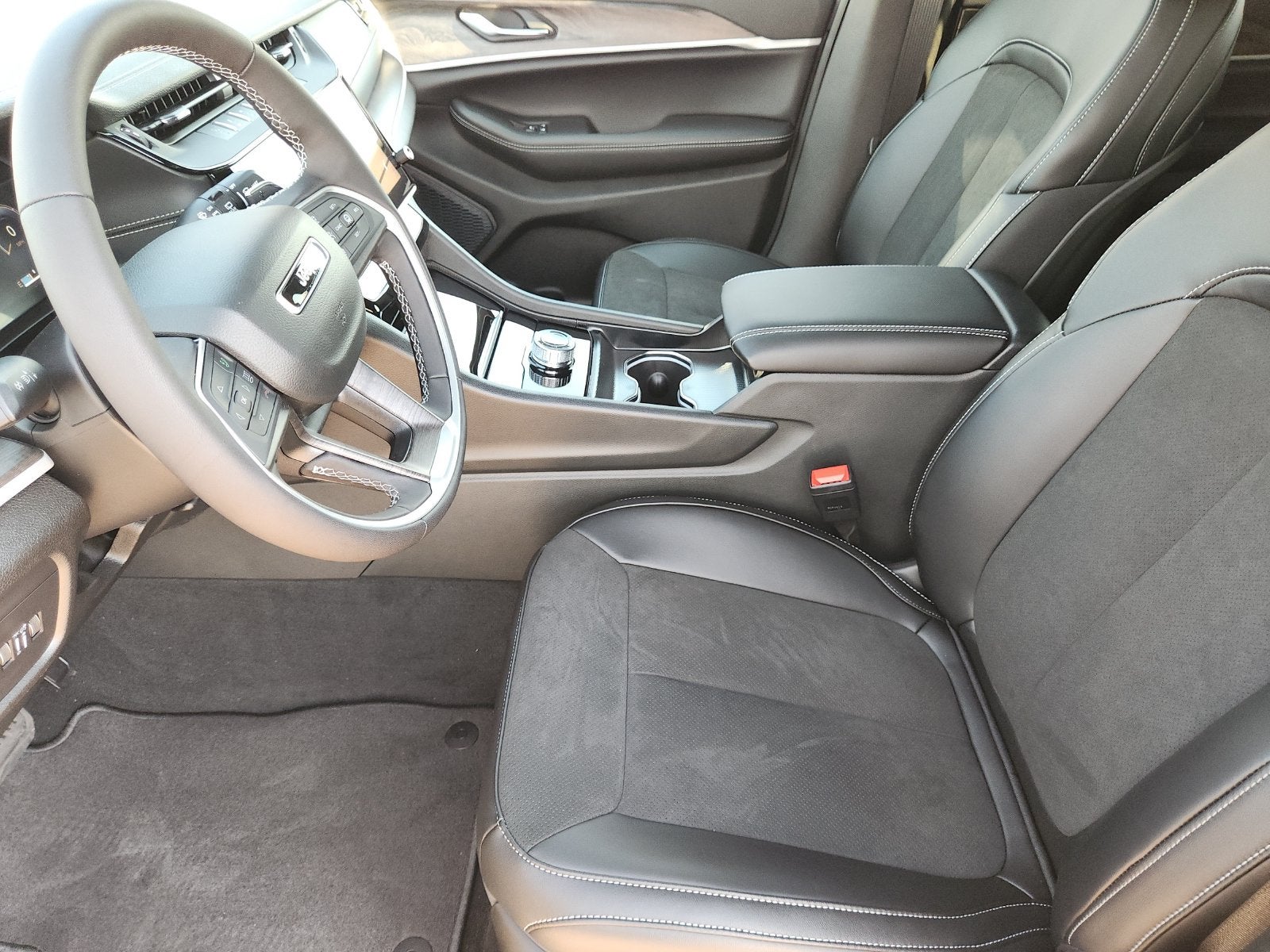 2027 Jeep Grand Cherokee Laredo Altitude