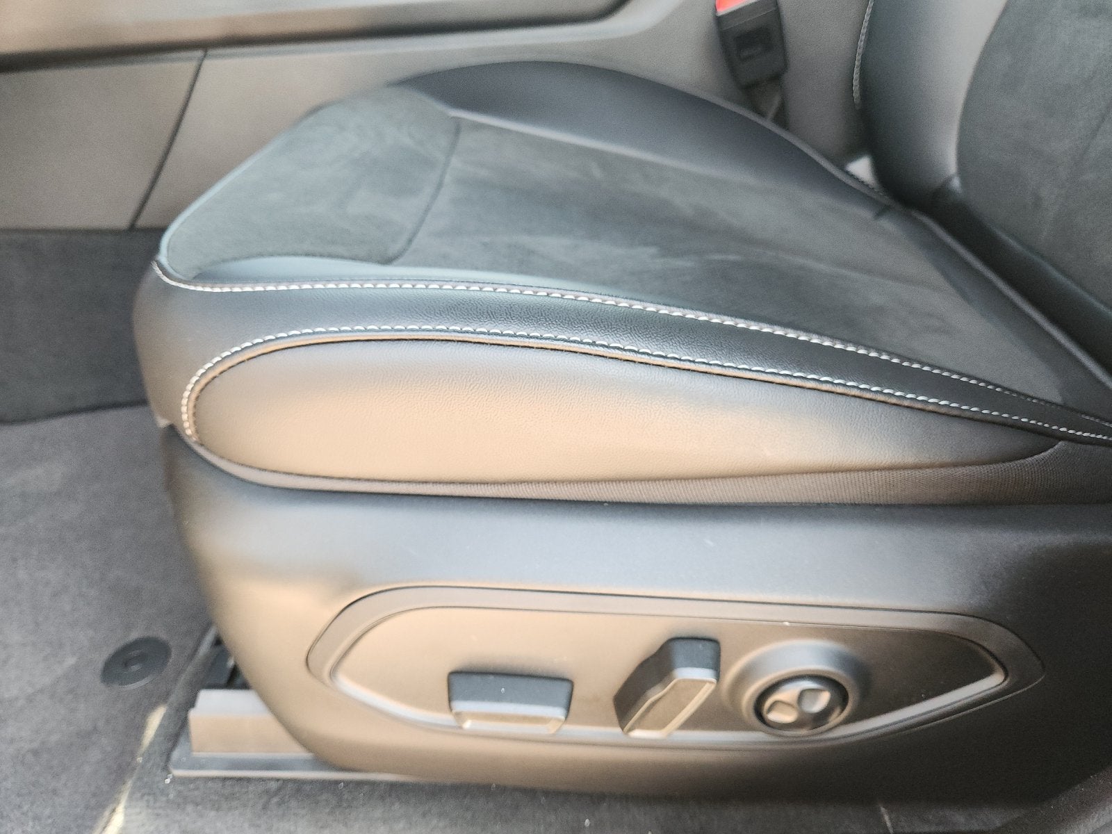 2027 Jeep Grand Cherokee Laredo Altitude