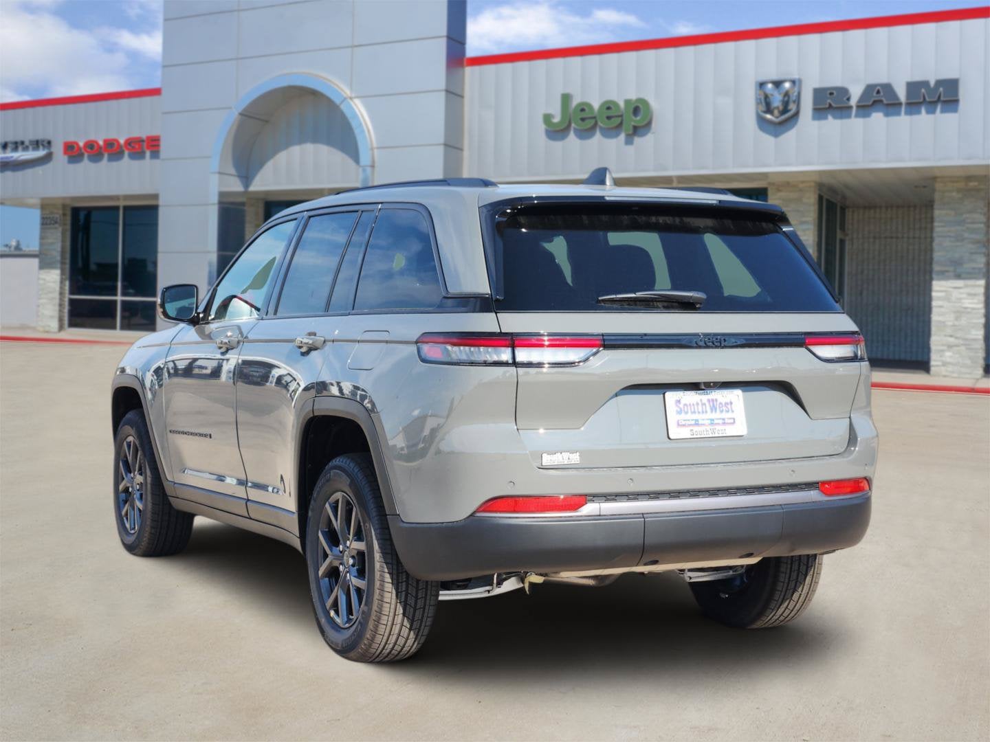 2027 Jeep Grand Cherokee Laredo Altitude