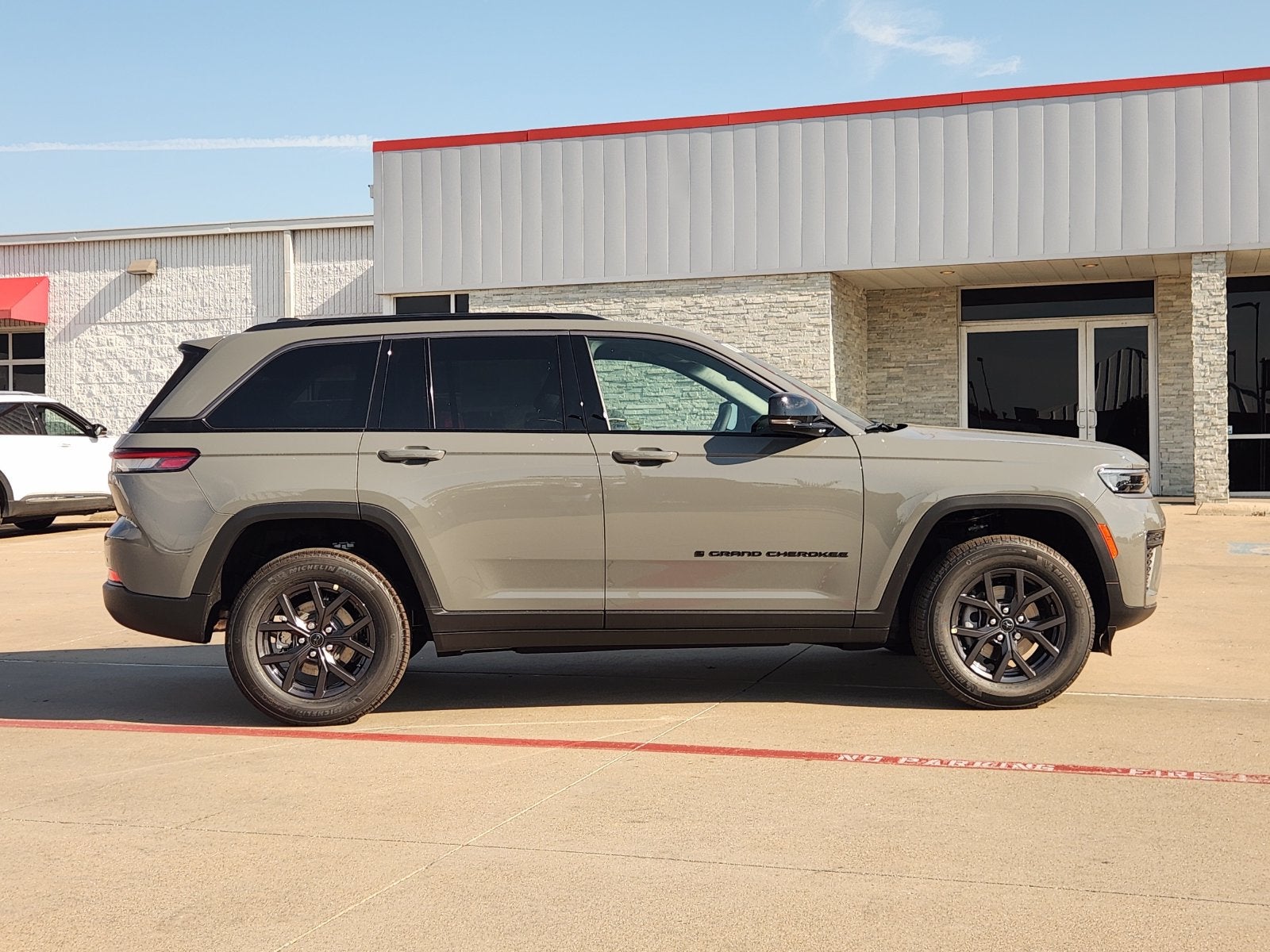 2027 Jeep Grand Cherokee Laredo Altitude
