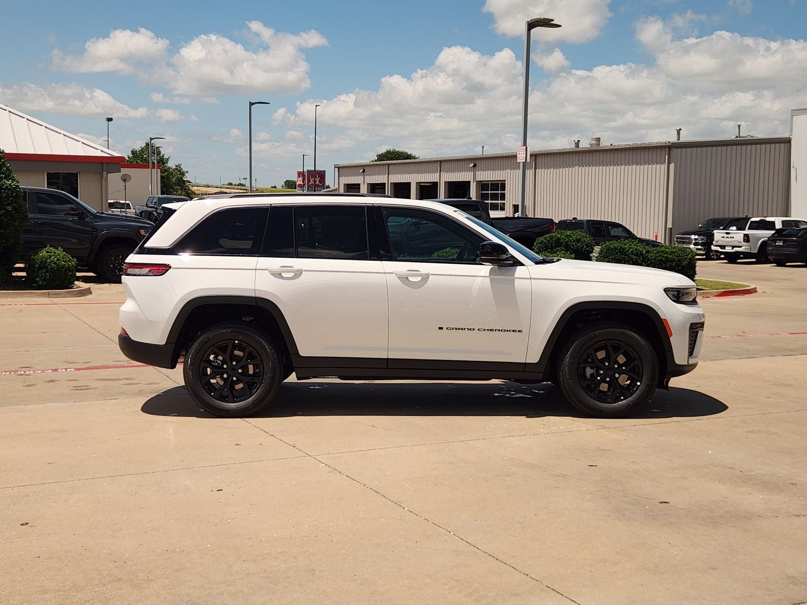 2026 Jeep Grand Cherokee GRAND CHEROKEE LAREDO ALTITUDE 4X2