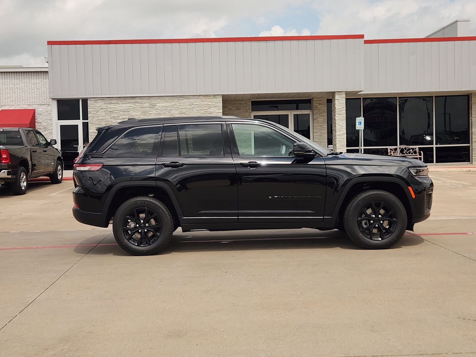 2026 Jeep Grand Cherokee GRAND CHEROKEE LAREDO ALTITUDE 4X4