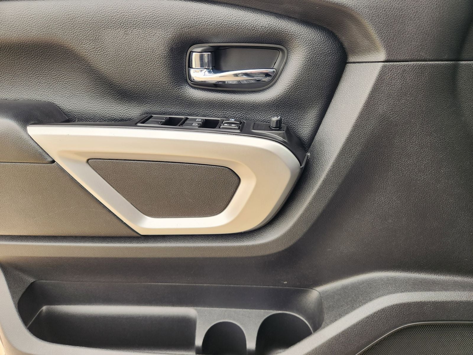 2018 Nissan TITAN SV