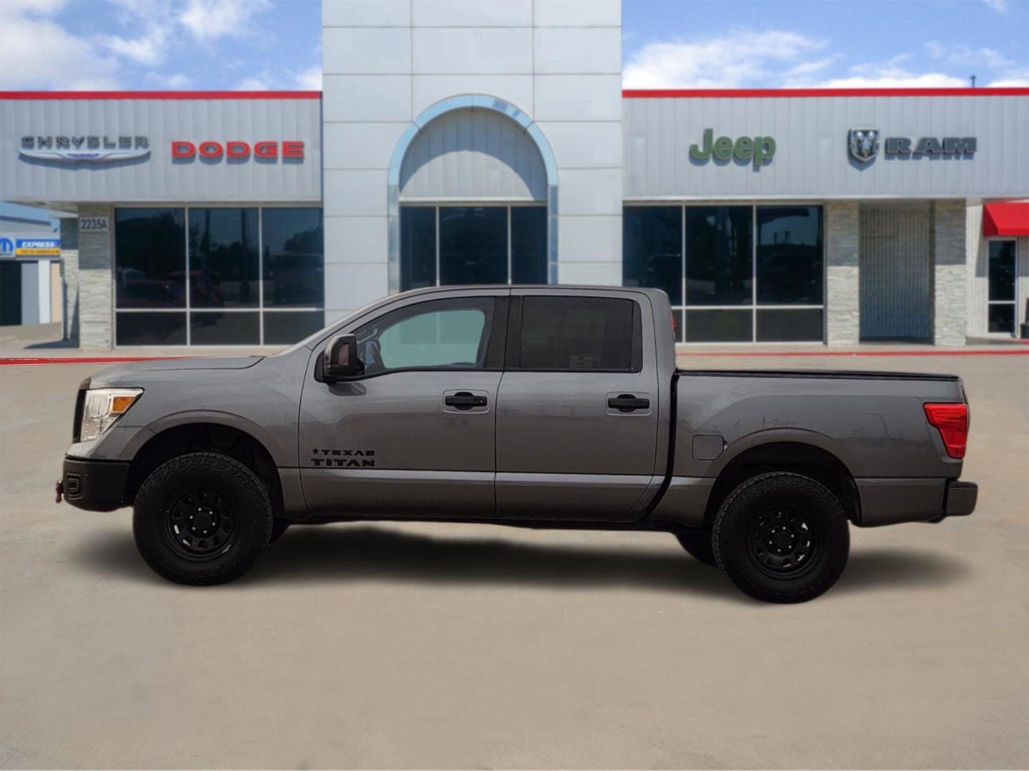 2018 Nissan TITAN SV