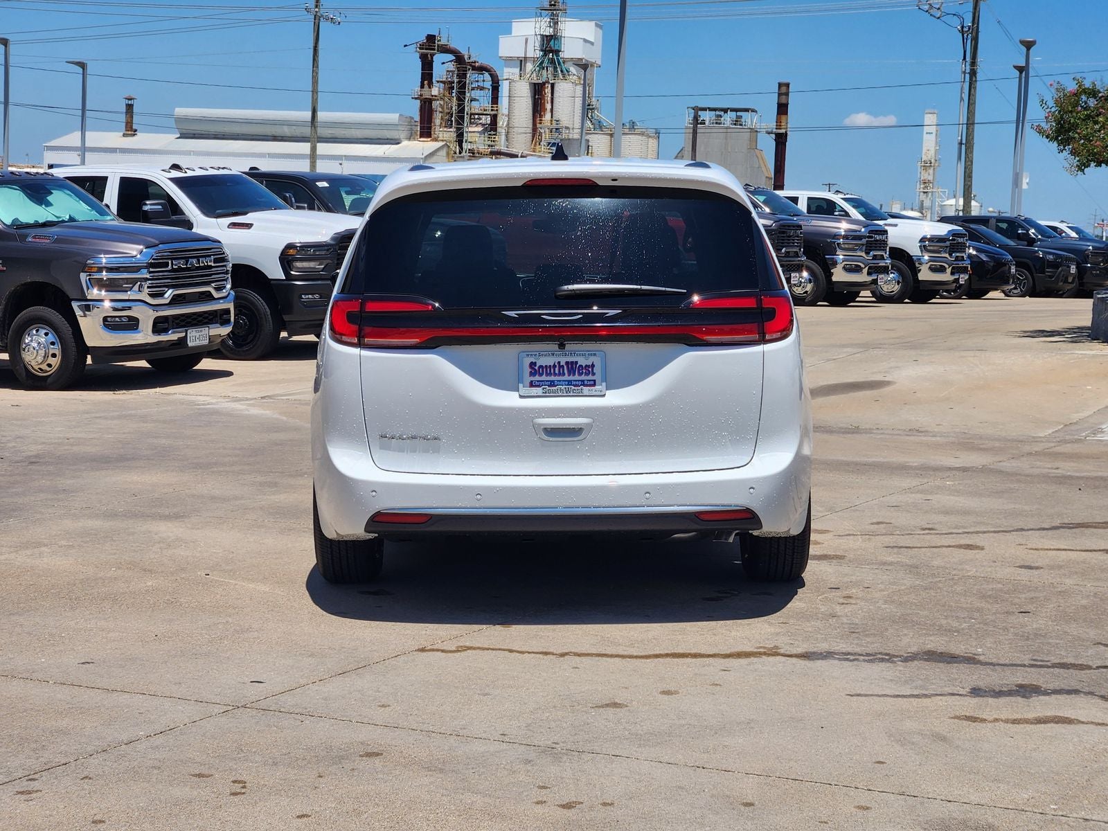 2027 Chrysler Pacifica Select