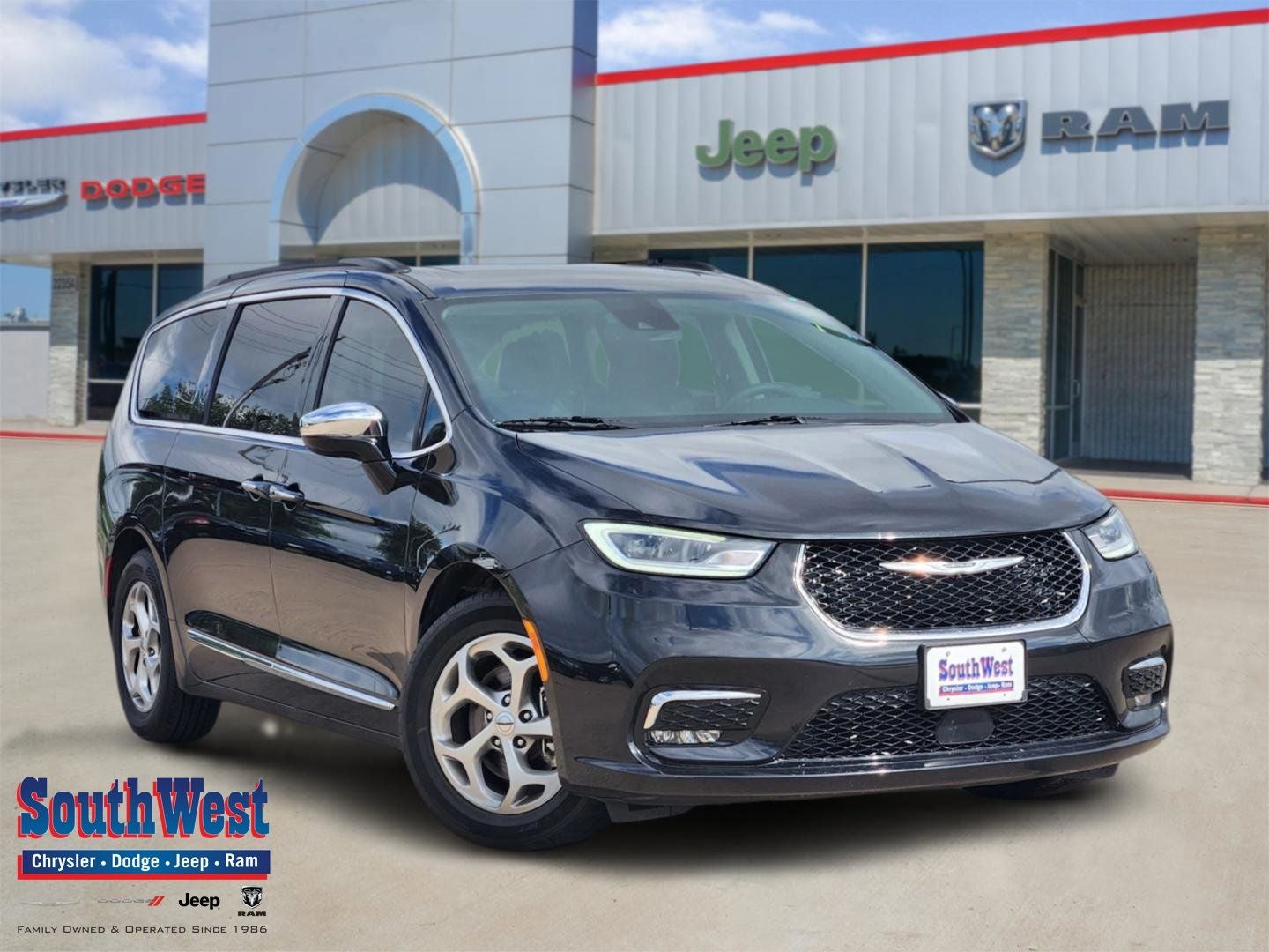2023 Chrysler Pacifica Limited's photo