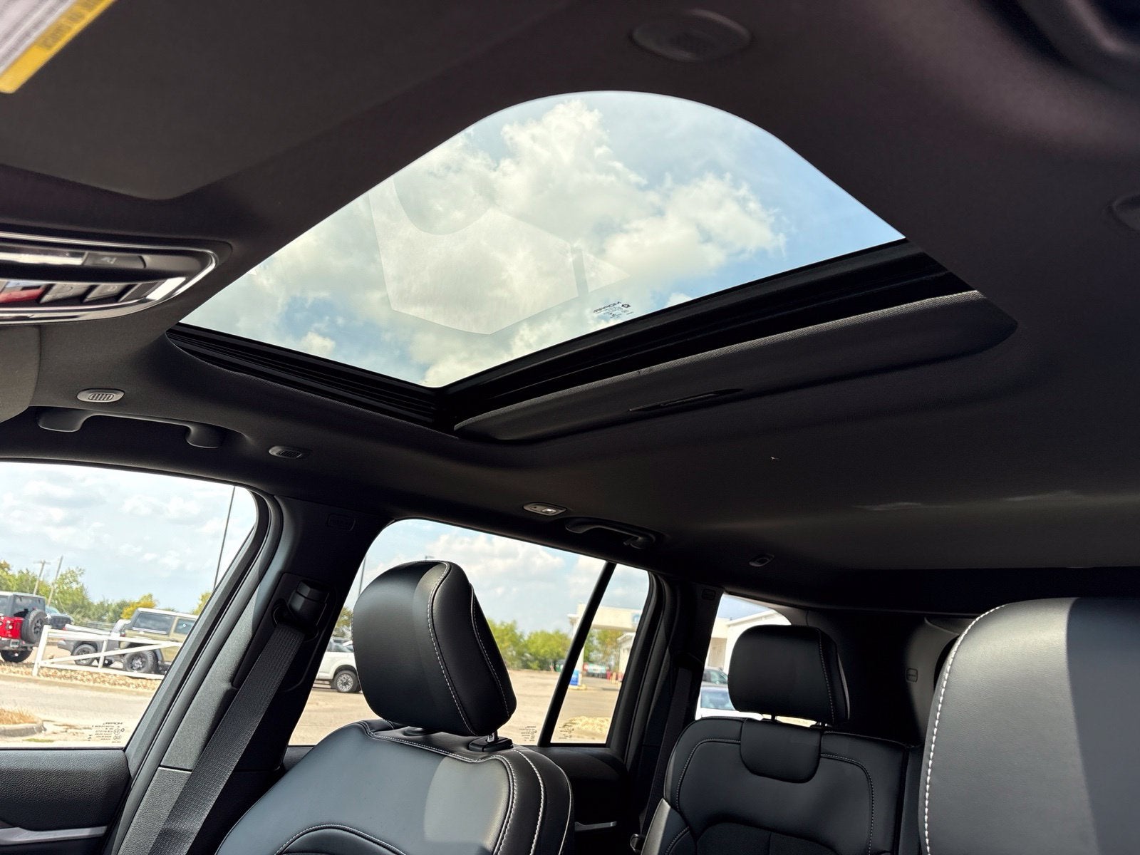 2027 Jeep Grand Cherokee Laredo Altitude