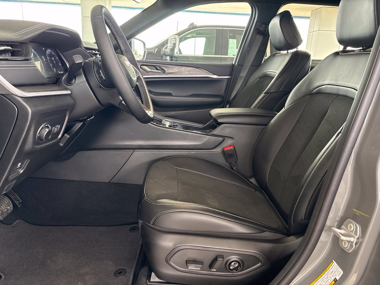 2027 Jeep Grand Cherokee Laredo Altitude
