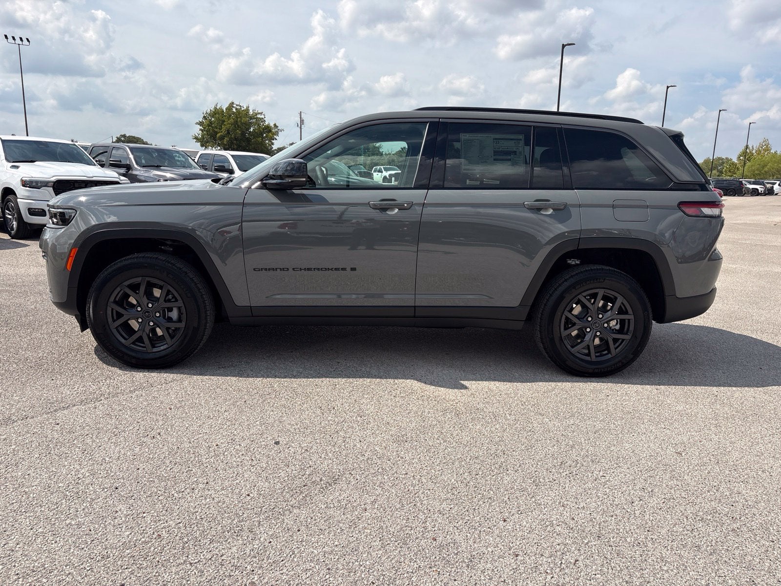 2027 Jeep Grand Cherokee Laredo Altitude