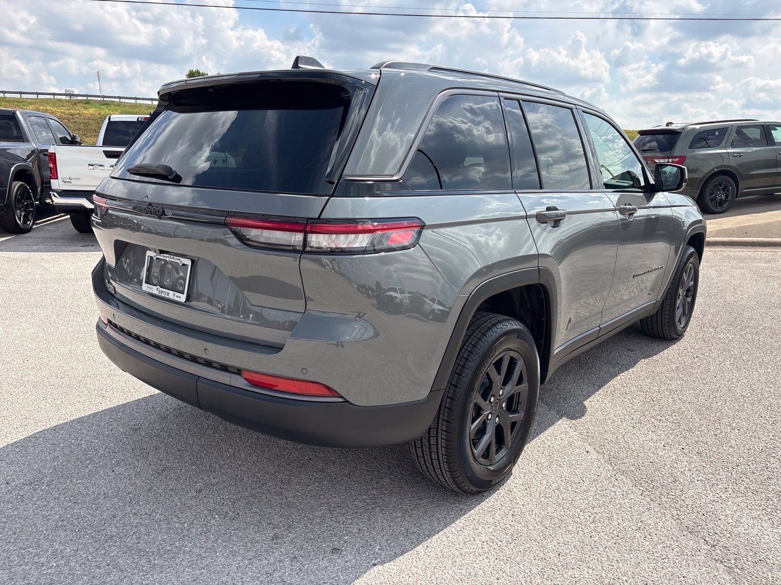 2027 Jeep Grand Cherokee Laredo Altitude
