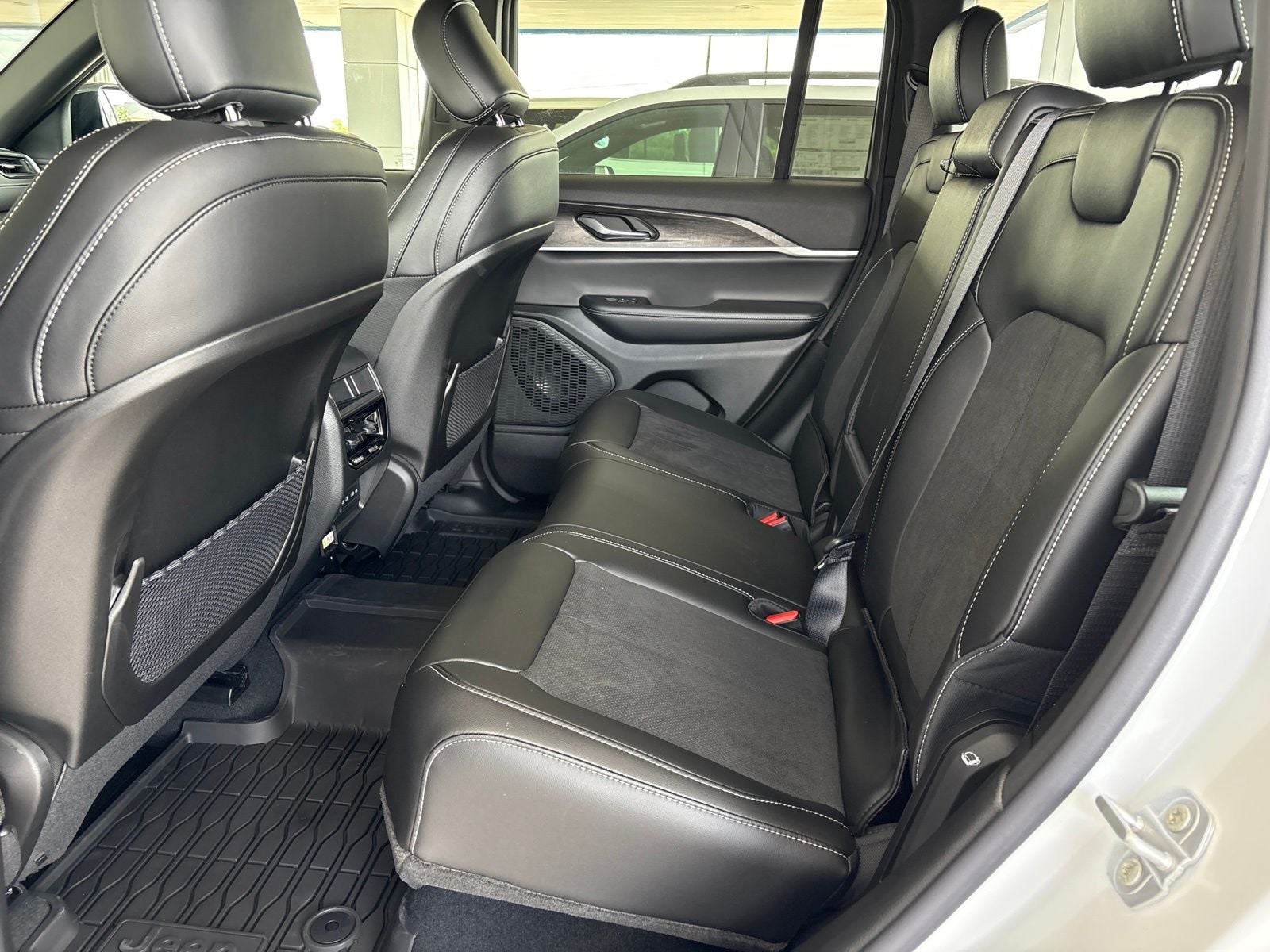 2026 Jeep Grand Cherokee GRAND CHEROKEE LAREDO ALTITUDE 4X2