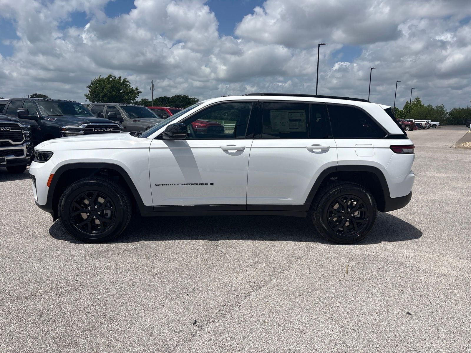 2026 Jeep Grand Cherokee GRAND CHEROKEE LAREDO ALTITUDE 4X2