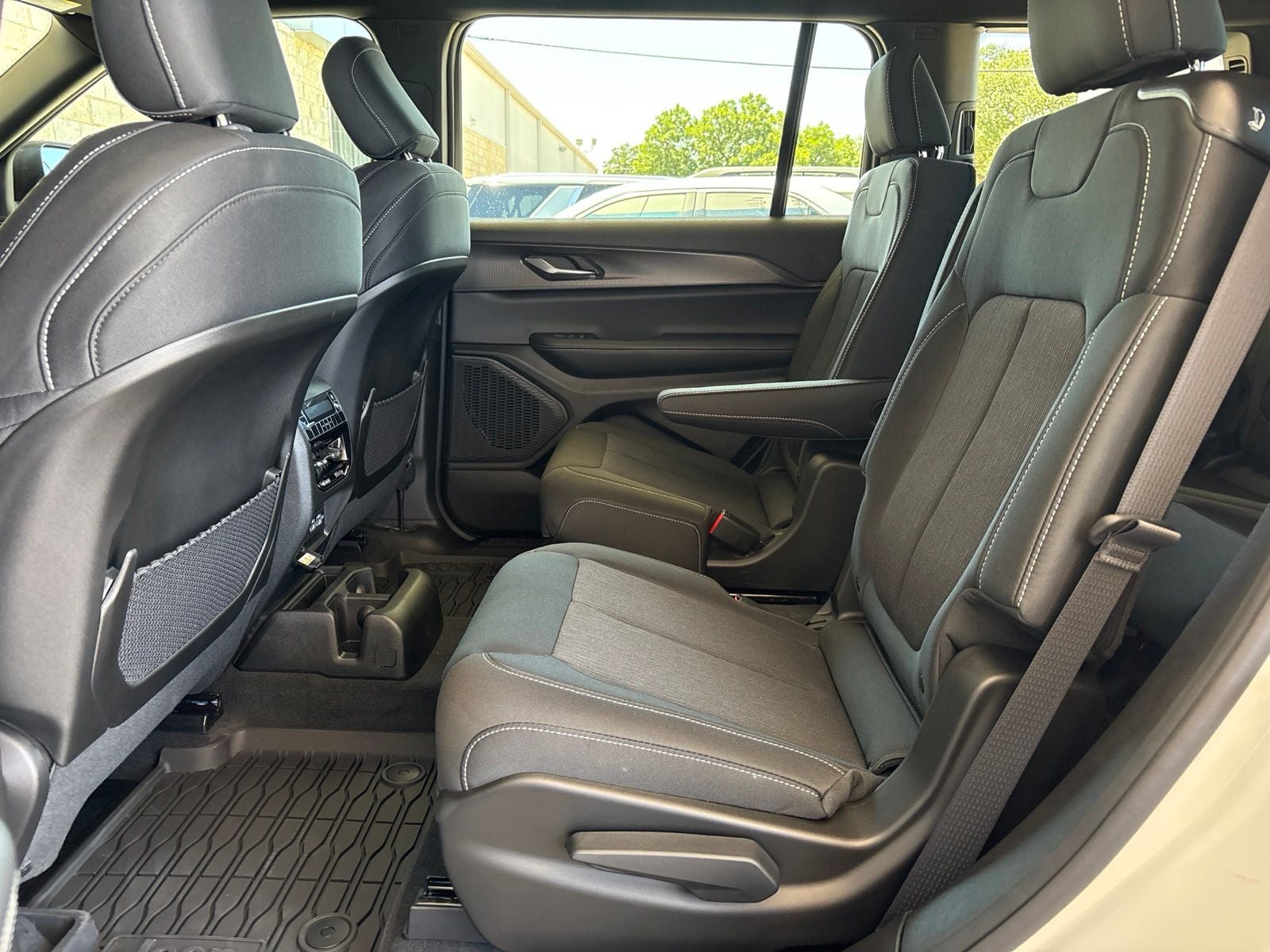 2026 Jeep Grand Cherokee L GRAND CHEROKEE L LAREDO X 4X2