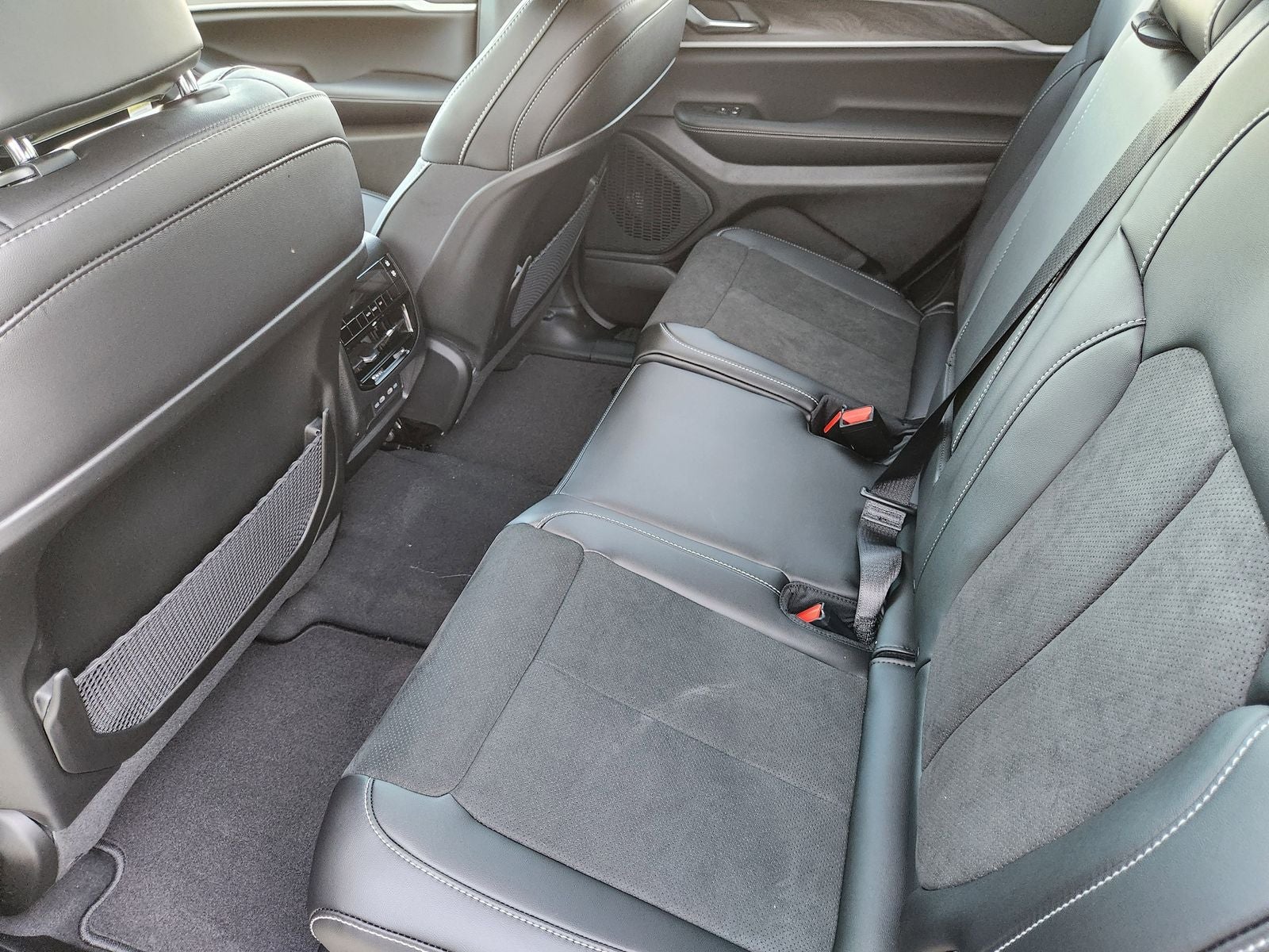 2026 Jeep Grand Cherokee L GRAND CHEROKEE L LAREDO ALTITUDE 4X2