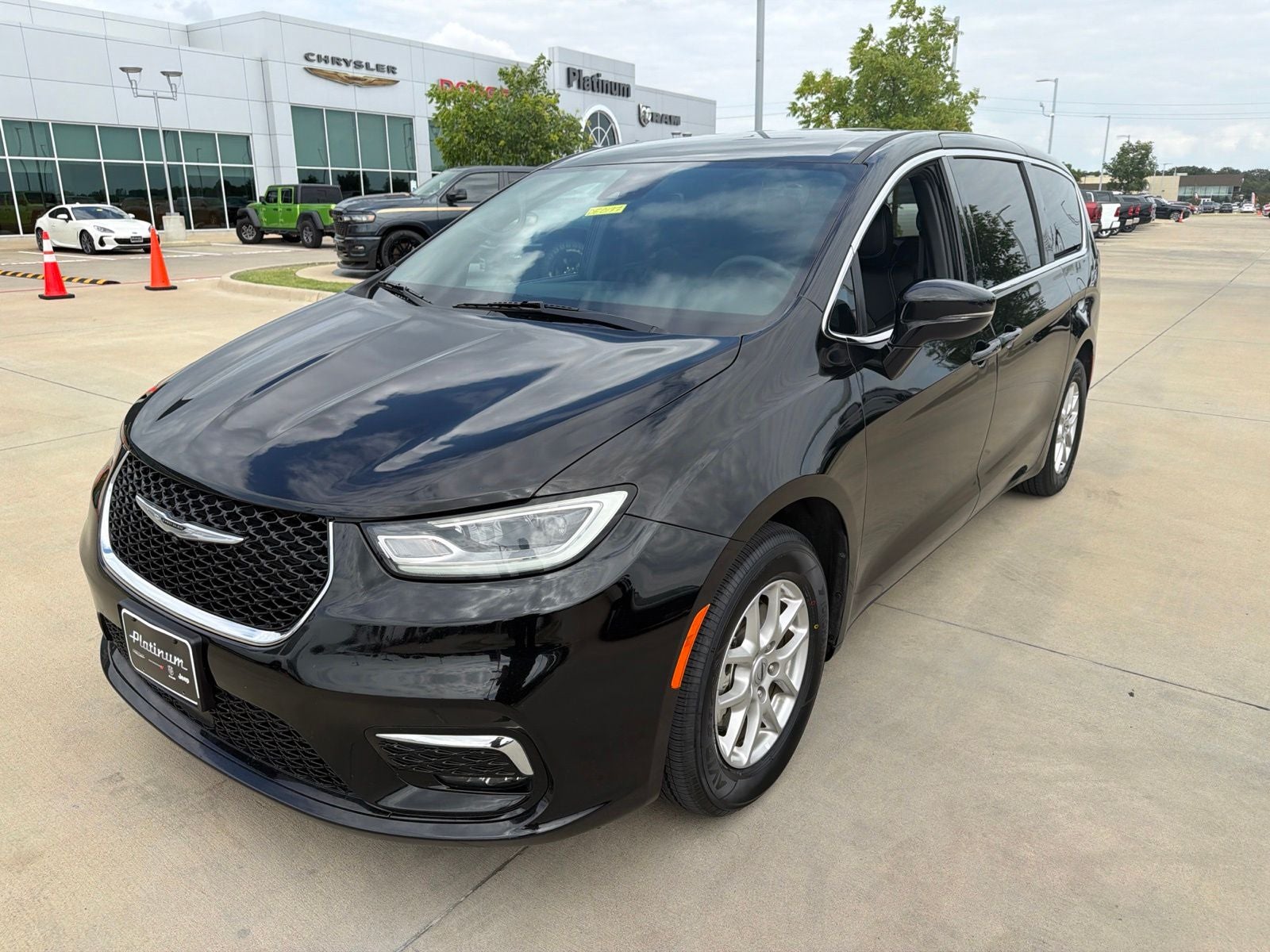 2025 Chrysler Pacifica Select