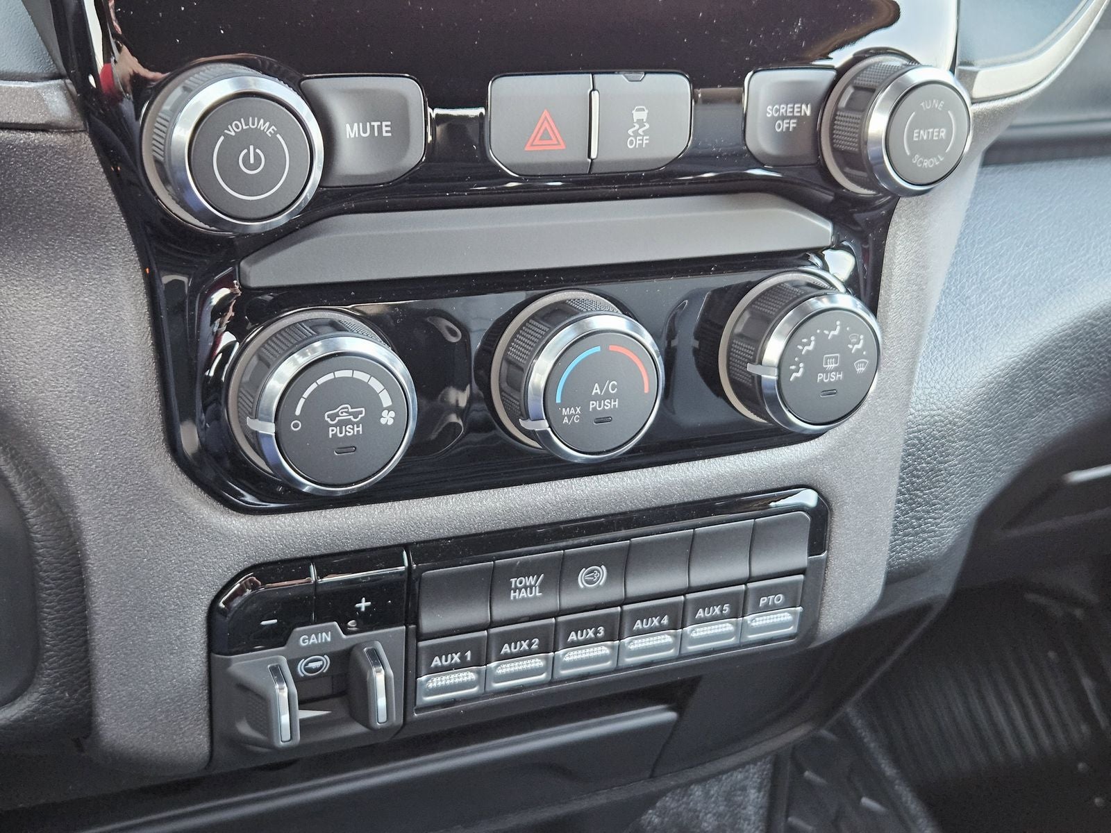 2026 RAM Ram 5500 Chassis Cab RAM 5500 TRADESMAN CHASSIS CREW CAB 4X4 84' CA