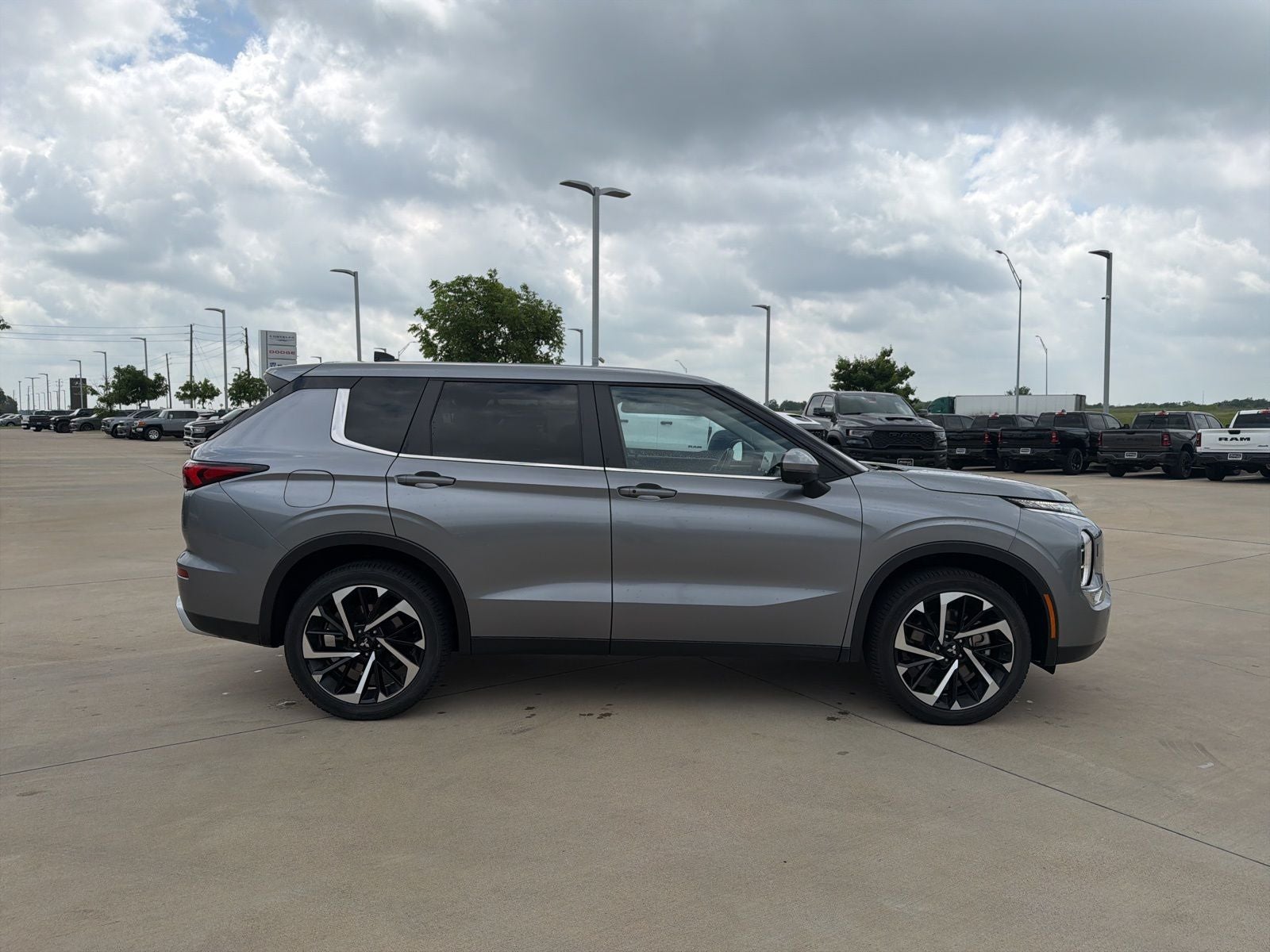 2024 Mitsubishi Outlander SE