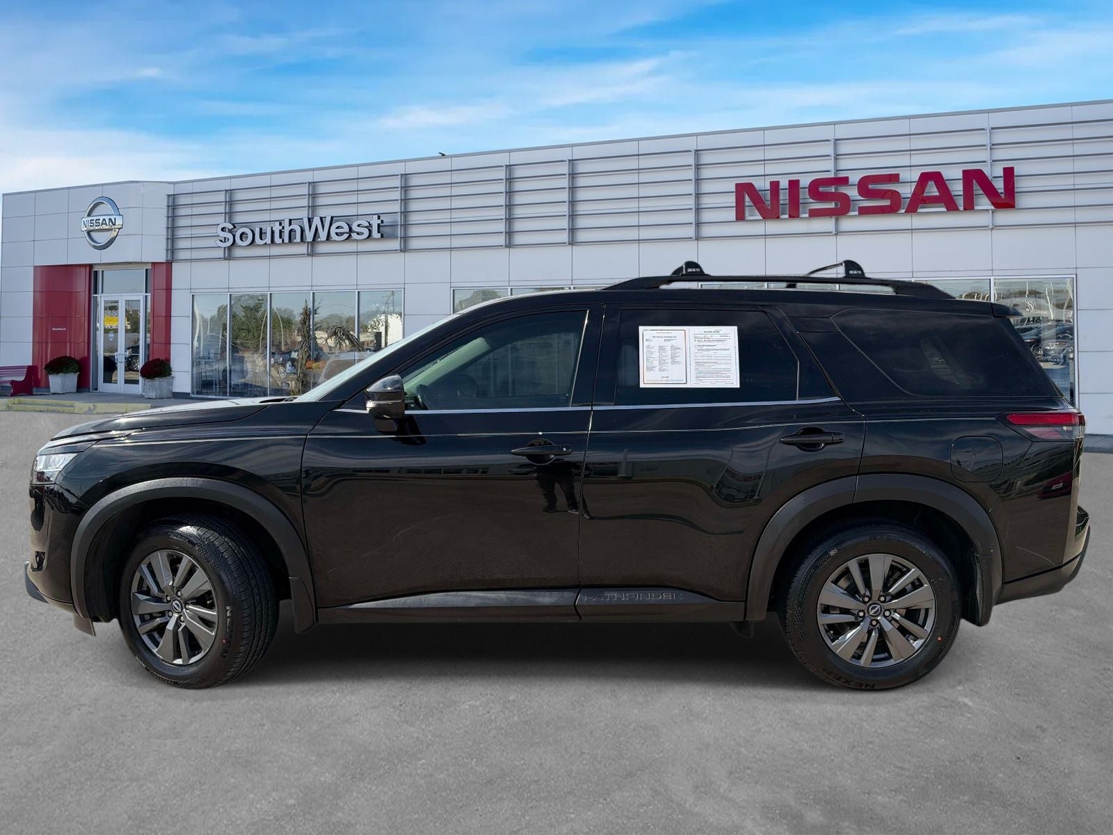 2022 Nissan Pathfinder SV
