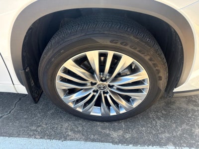 2025 Toyota Highlander Platinum