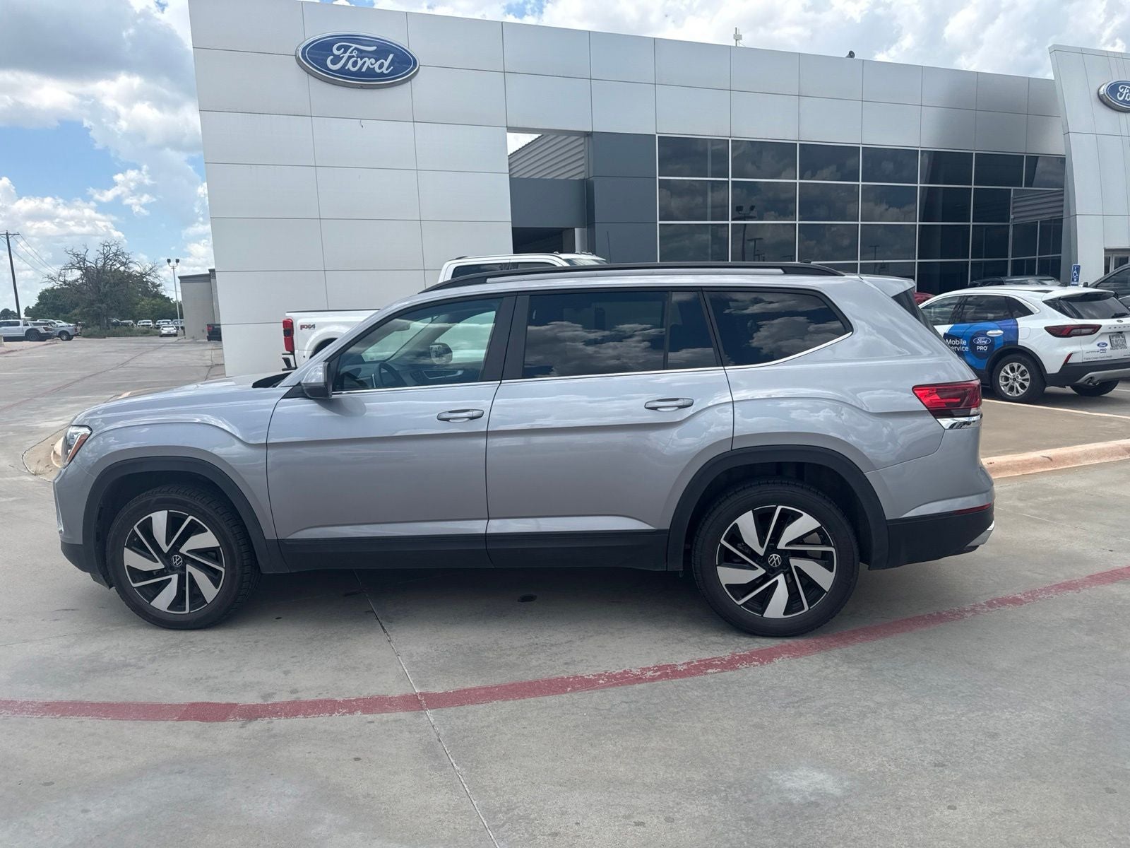 2025 Volkswagen Atlas 2.0T SE w/Technology