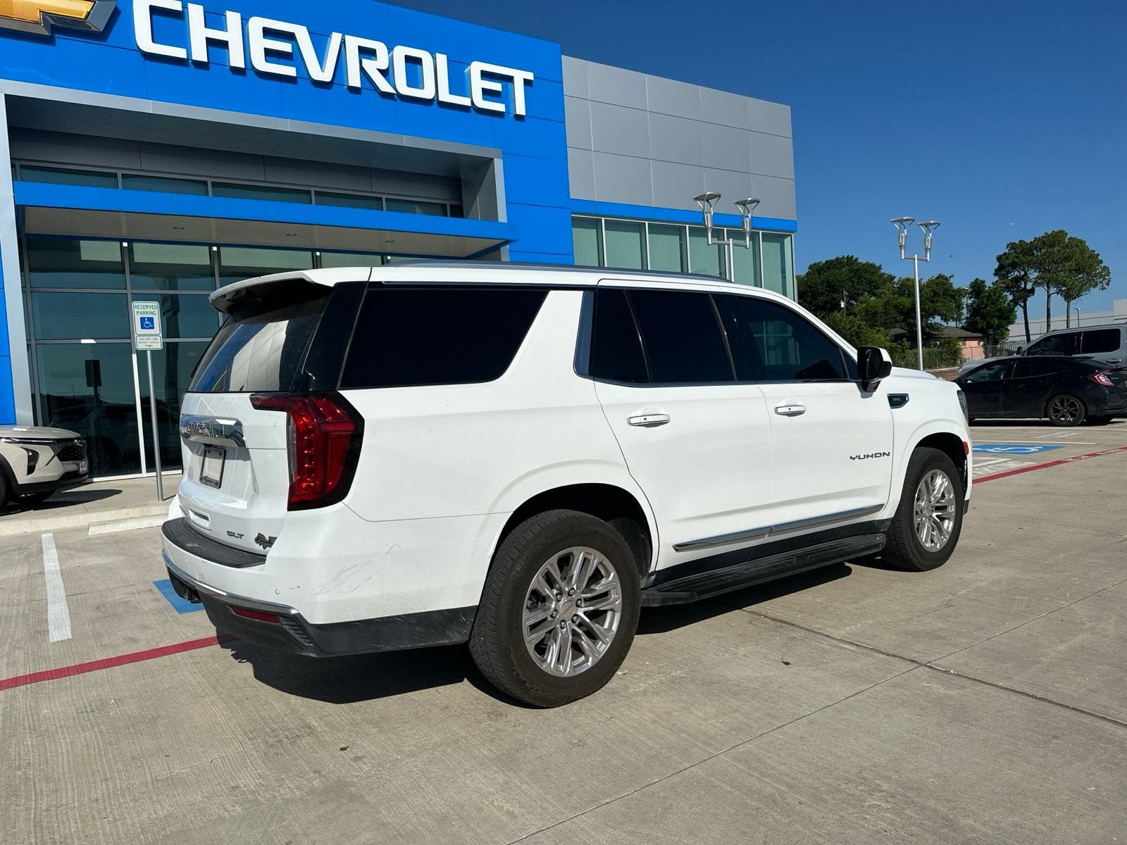 2023 GMC Yukon SLT