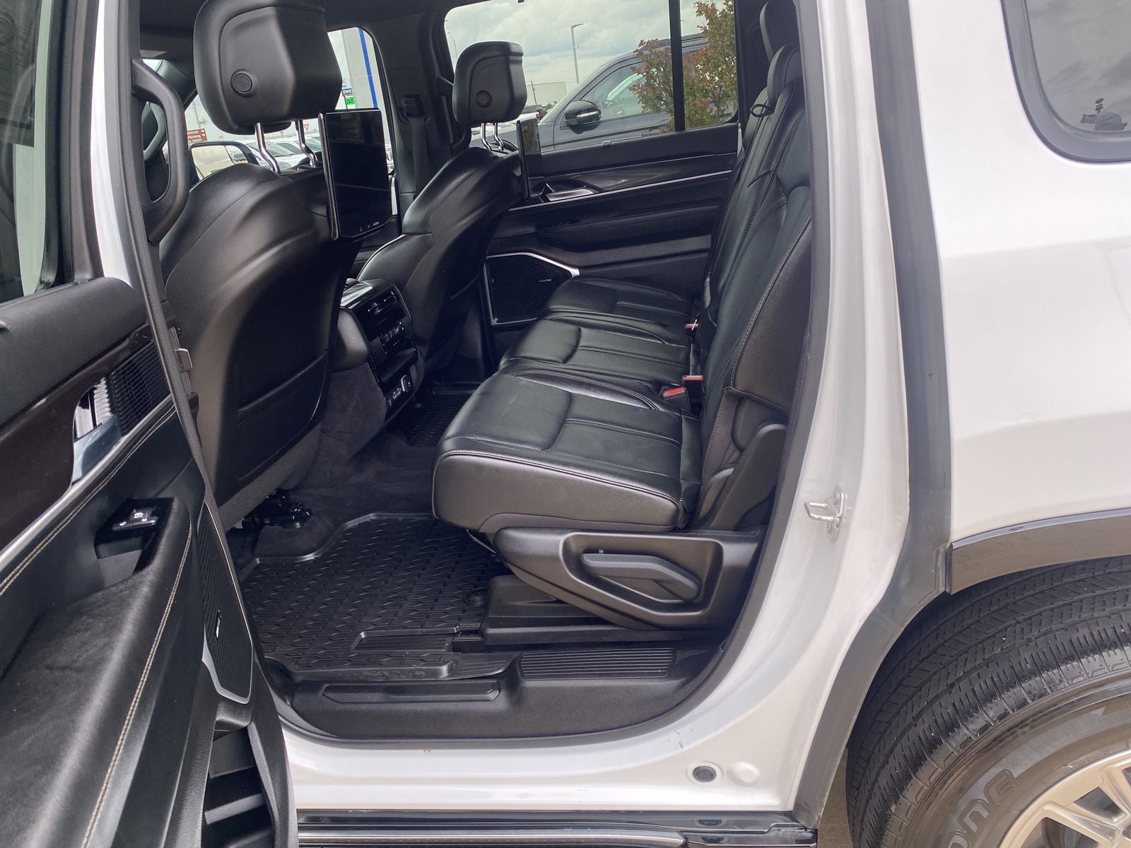 2024 Jeep Wagoneer Base