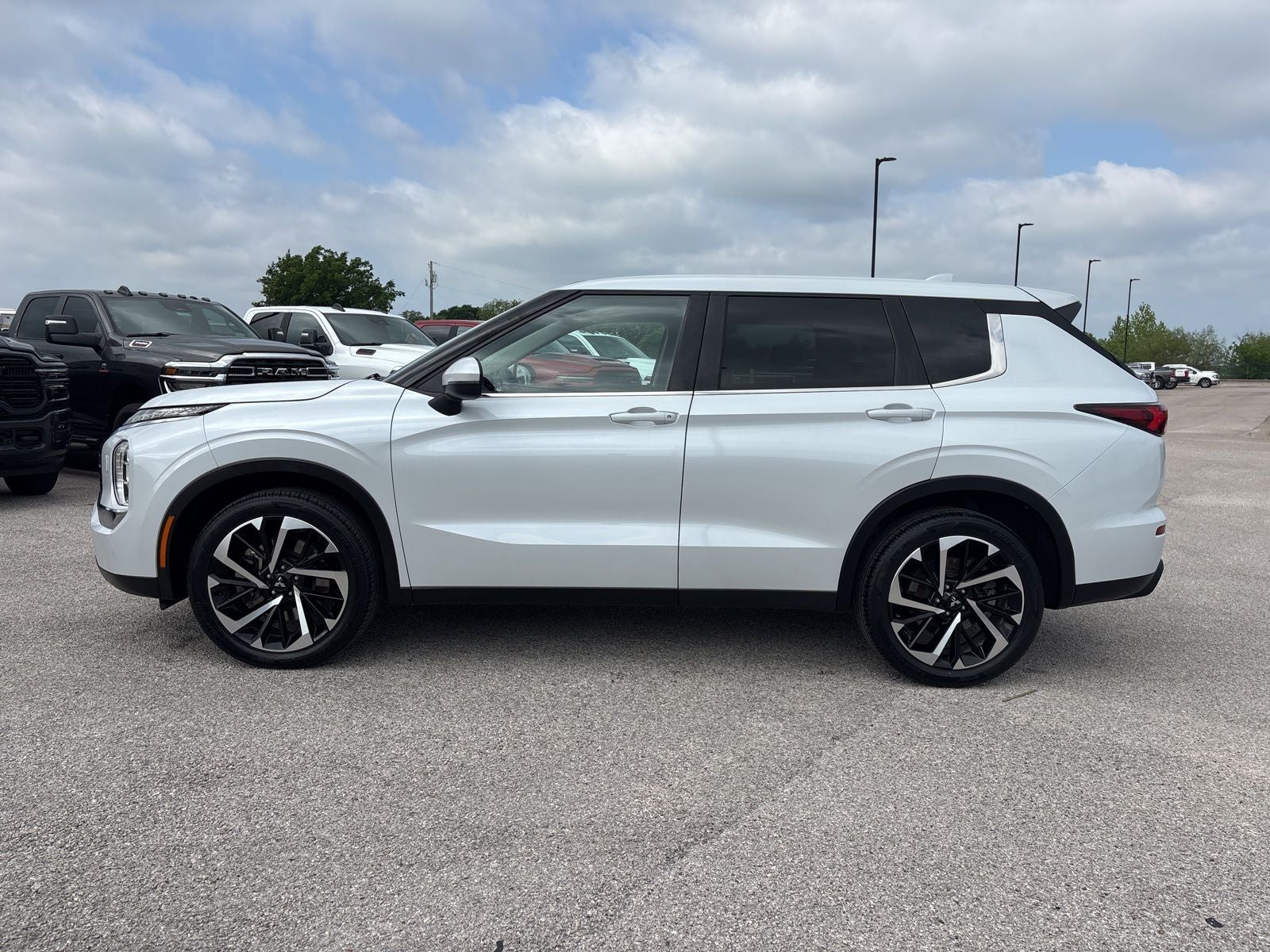 2022 Mitsubishi Outlander ES